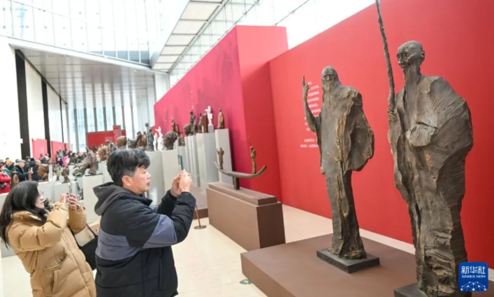 2026年2月6日，观众用手机拍摄参展作品《超越时空的对话——达·芬奇与齐白石》。新华社记者 陈晔华摄